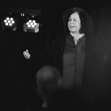 Eva Weber auf einer Bühne im Scheinwerferlicht.